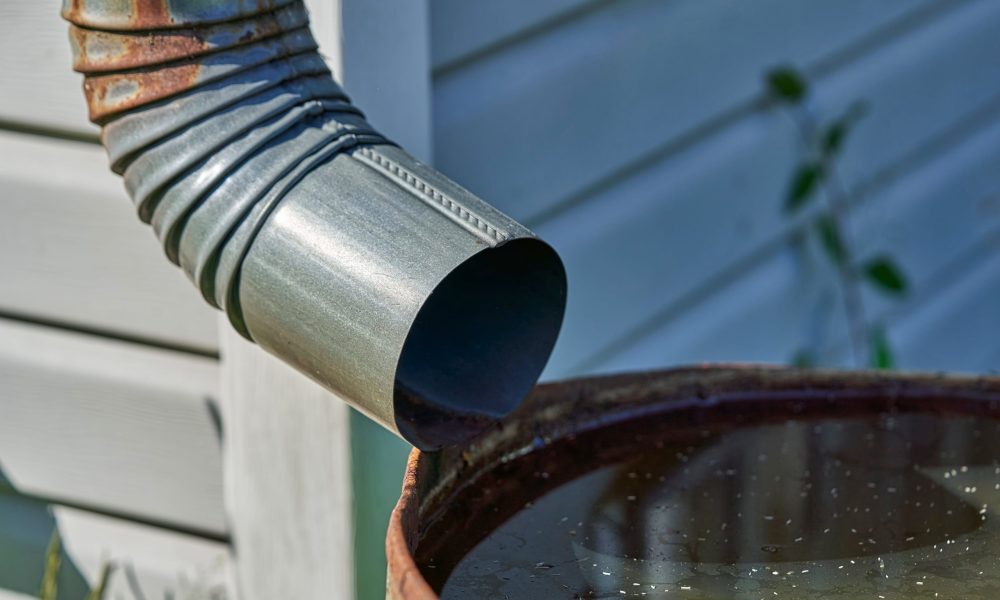 close-up-woman-hand-holding-pipe-min (1)